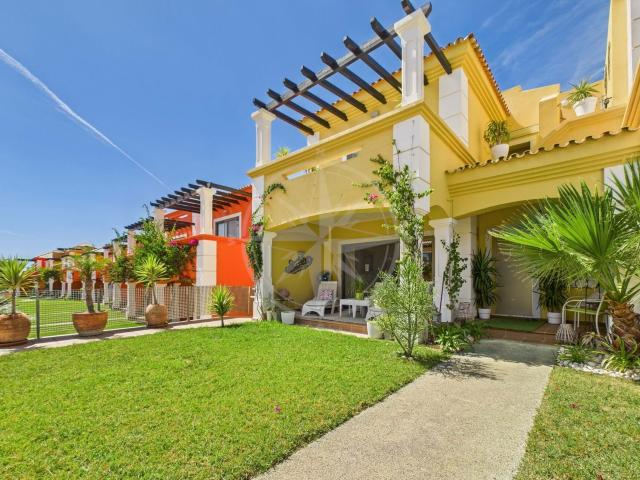 Exclusiva moradia com 3 quartos, garagem e terraço com vista para o mar, em condomínio fechado com piscinas, Tavira, Luz de Tavira