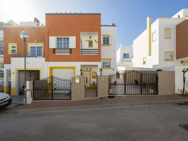 Tavira – Moradia geminada com 4 quartos, garagem e rooftop c. 180m² Tavira Santiago