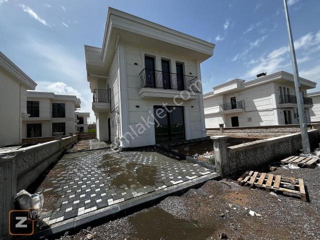 Tavlusunda Bahçeyle İç İçe Modern Yaşam Villası