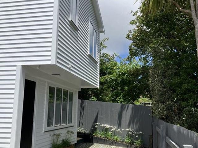 tawa, 3 bedrooms