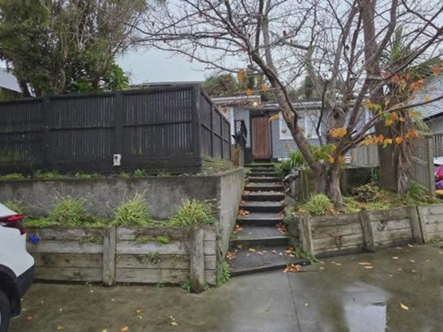 tawa, 3 bedrooms
