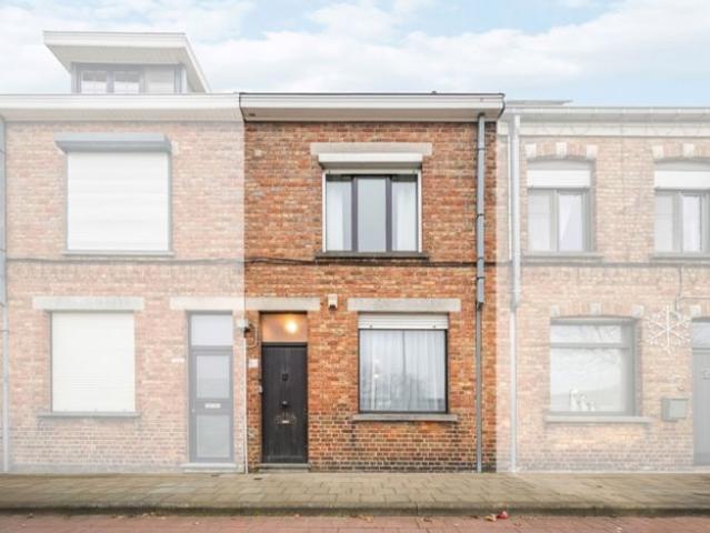 Te Assebroek, ruime woning mét garage op goede locatie