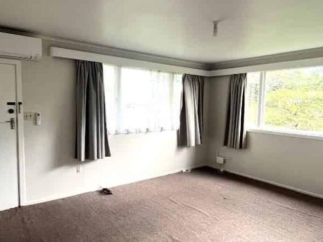 Te Atatu South, 2 Bedroom Water and Lawn included