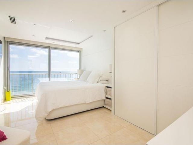 ¿TE GUSTARIA VIVIR EN EL MAR? VIVIR PARA SOÑAR DESPIERTO EN UN APARTAMENTO QUE NO SOLO TIENE VISTAS
