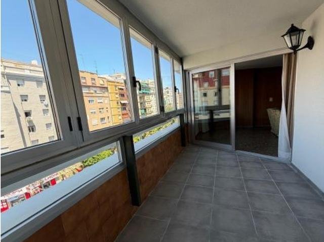 Te gustaría disfrutar de este piso de alquiler, en un Barrio consolidado y a un paso del centro de V