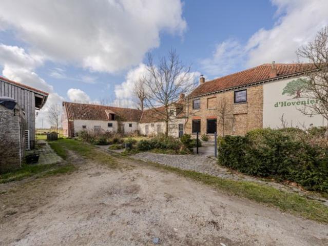 Te herbouwen hoeve met schuur op 1,6 hectare!