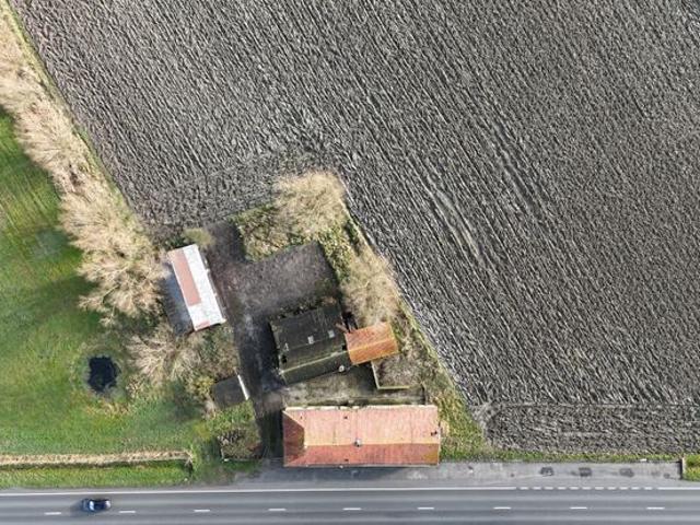 Te herbouwen of te slopen hoeve op ruim perceel in landelij