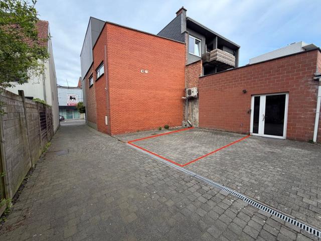 TE HUUR: AUTOSTAANPLAATS CENTRUM BUGGENHOUT