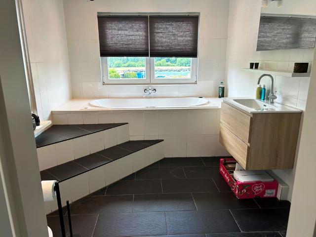 Te huur: RUIM VRIJSTAAND WOONHUIS: ZEER GESCHIKT VOOR BEDRIJF/HOBBY AAN HUIS OF DUBBELE BEWONING!