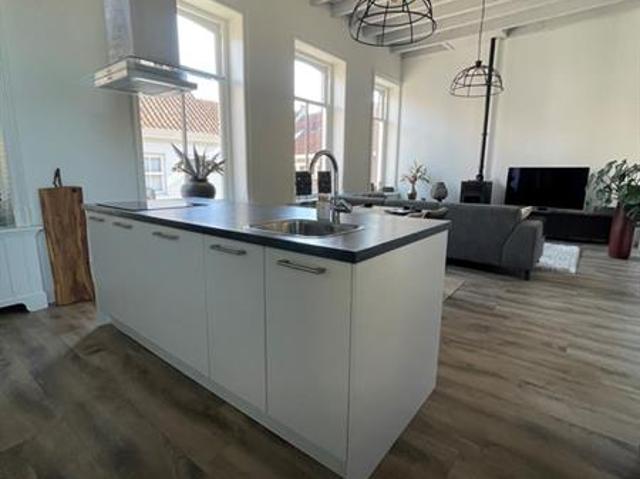 Te huur: uniek gemeubileerd appartement in hartje