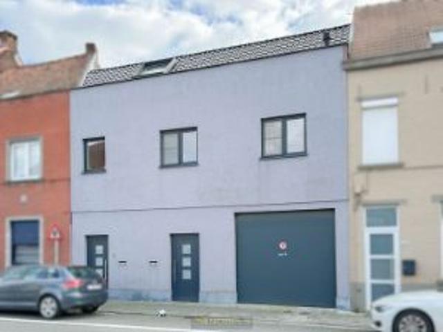 Te koop, magazijn met bovenliggend appartement op topligg.