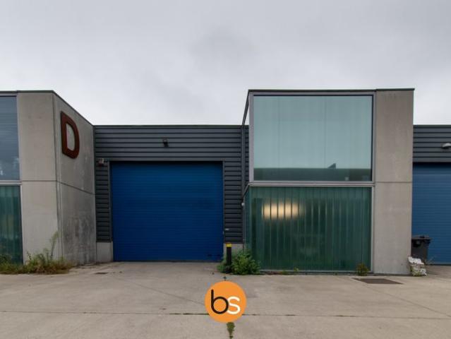 TE KOOP: Moderne Loods met parkeergelegenheid in Sint Elo.