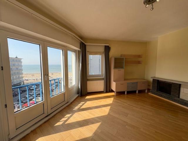 Te koop: Op te frissen appartement met zeezicht – Koksijde