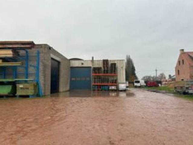 TE KOOP BEDRIJFSGEBOUW MET WOONST IN BOOISCHOT