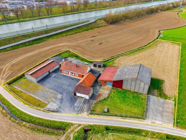 Te koop, boerderij met aanhorigheden en weides op rustige.