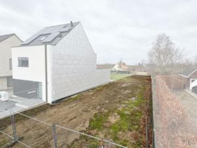 Te koop, gunstig gelegen bouwgrond voor ruime HOB te Oude.