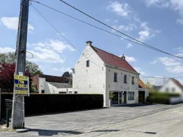 Te koop, handelshuis met woonst en zuidgerichte tuin in Hore