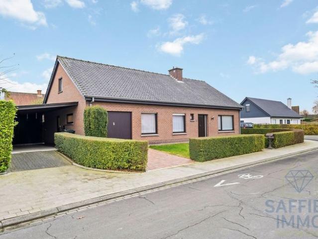 Te Koop: Ruime woning in rustige wijk in Hulste