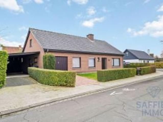 Te Koop: Ruime woning in rustige wijk in Hulste