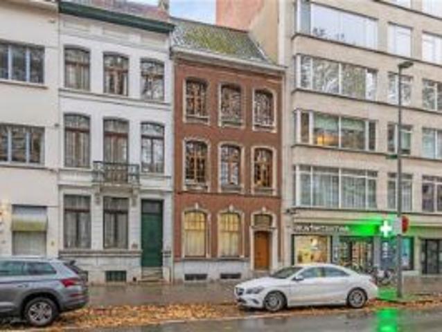 Te koop: Te renoveren apothekerswoning met 6 slaapkamers en