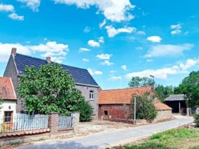 Te koop, te renoveren pastorijwoning met bijgebouwen te M.