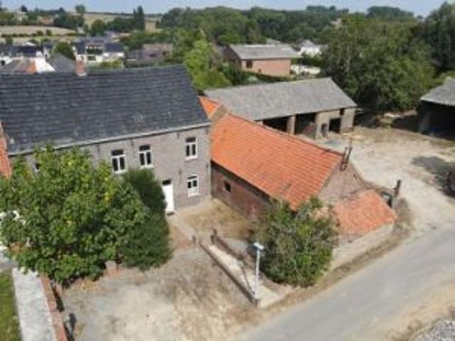 Te koop, te renoveren pastorijwoning met bijgebouwen te M.