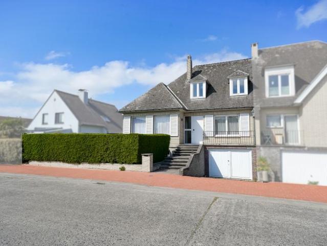 Te moderniseren woning met tuin en grote garage in Stene O