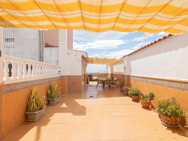 Te ofrecemos el mejor ático de la zona para disfrutar todo el año de una terraza en planta de 120 metros!