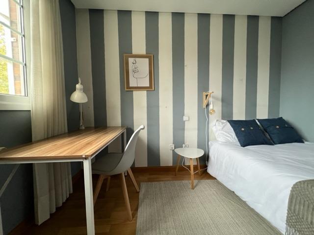 Te ofrecemos una habitación luminosa, cómoda