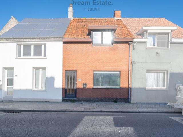 Te renoveren 3 slaapkamerwoning in het hartje van Zwanken.