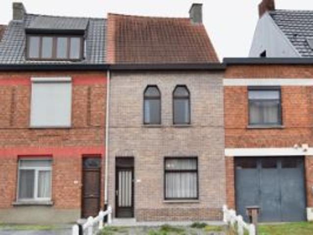 Te renoveren charmante rijwoning met 2 slpk en grote tuin.