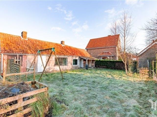 Te renoveren / af te breken woning op ruim perceel