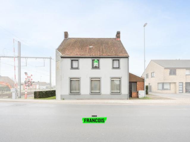 Te renoveren alleenstaande woning met 4 slaapkamer op 931m…