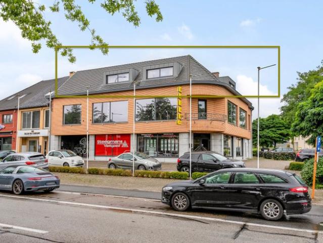Te renoveren appartemtent met garage te koop!