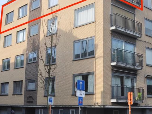 Te renoveren appartement in centrum Harelbeke met woonopp.