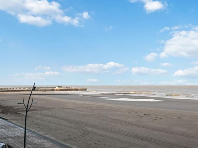Te renoveren appartement op de dijk van Blankenberge met.