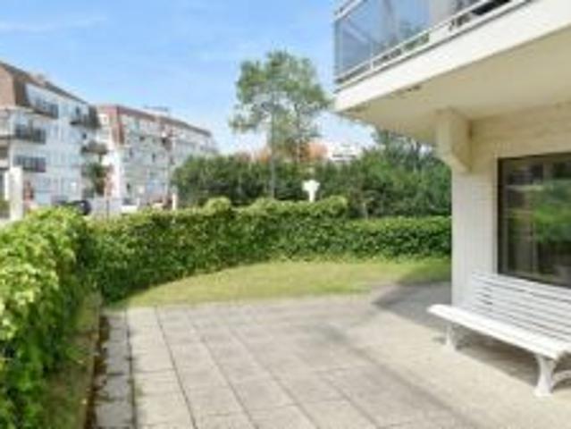 Te renoveren appartement op toplocatie in Duinbergen vlak.