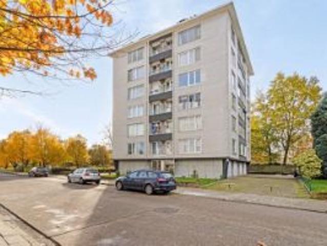 Te renoveren appartement met twee slaapkamers en klein terr