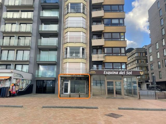 Te renoveren appartement met winkelruimte op zeedijk!