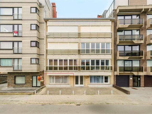 Te renoveren appartement te koop in Sint Idesbald!