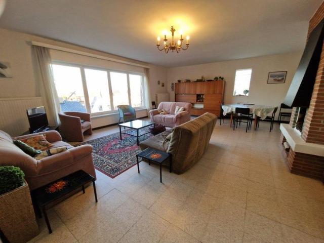 Te renoveren appartement vlak aan zee!