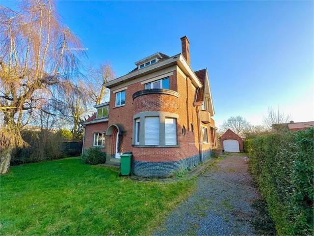 Te renoveren architecturale woning met 3 slaapkamers nabij de Leie in Drongen