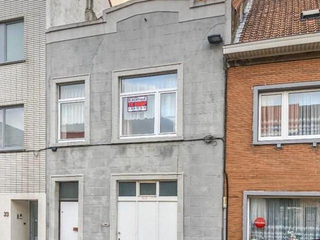 Te renoveren bel étage met diepe garage en zonnige tuin te O