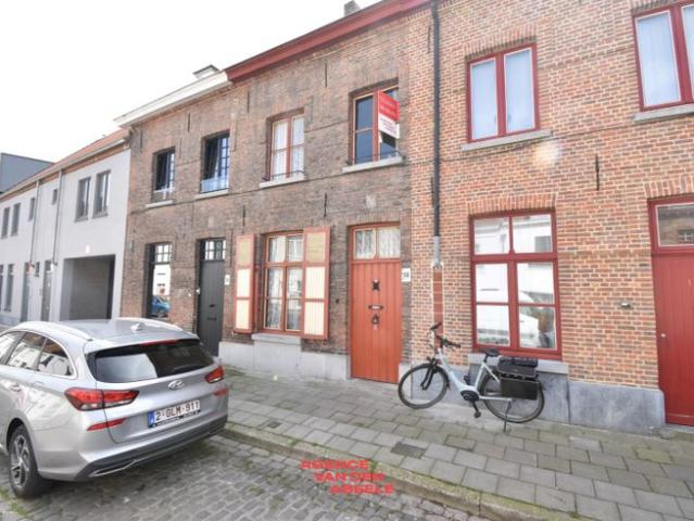Te renoveren Brugse rijwoning met ruime tuin
