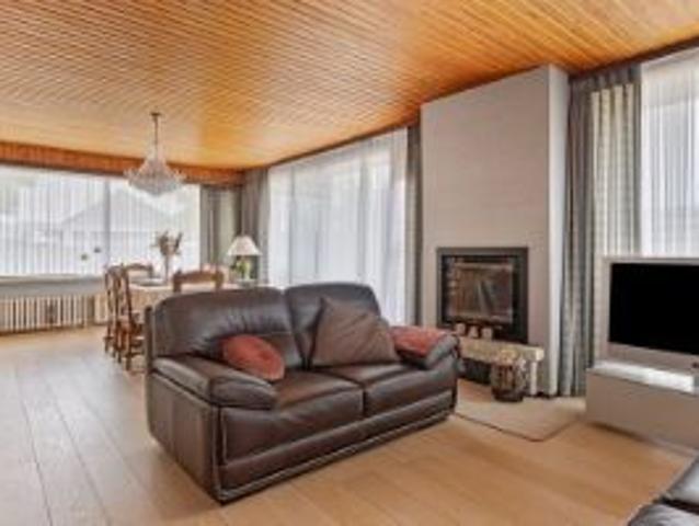 TE RENOVEREN BUNGALOW IN een RUSTIGE WOONWIJK MET MOOIE W.