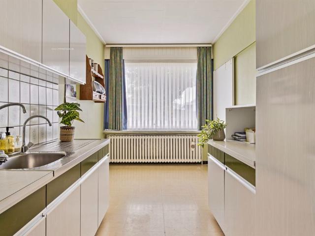 TE RENOVEREN BUNGALOW IN een RUSTIGE WOONWIJK MET MOOIE WOONVOLUMES