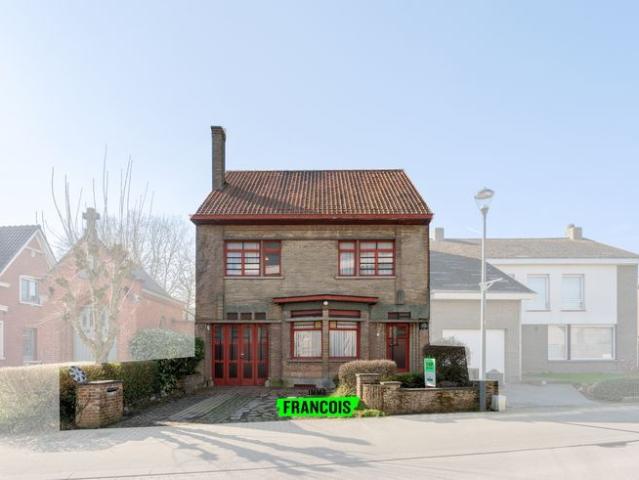 Te renoveren burgerhuis met 4 slaapkamers, gelegen in het c…