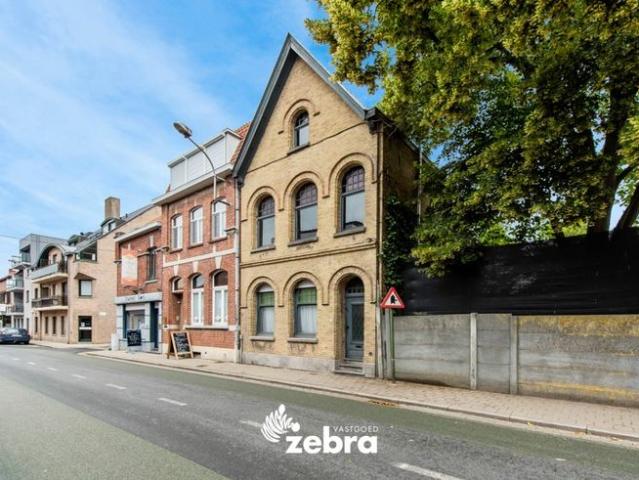 Te renoveren burgerhuis met garage in centrum Lauwe