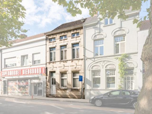 Te renoveren burgerwoning met enorm potentieel in hartje.