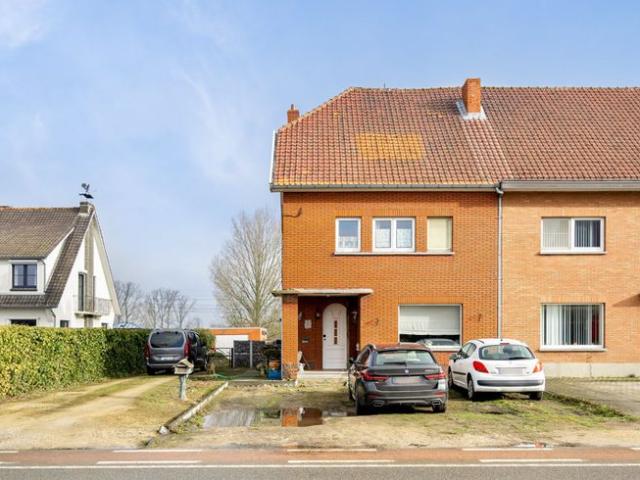 Te renoveren, goed gelegen woning op 8are 75ca